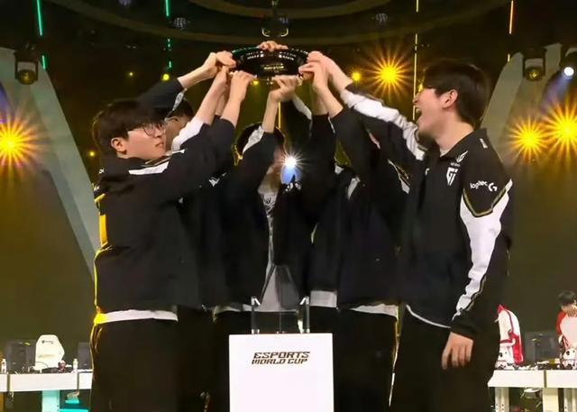 Faker迎来十五赛季出色发挥，热火观众热烈欢呼！