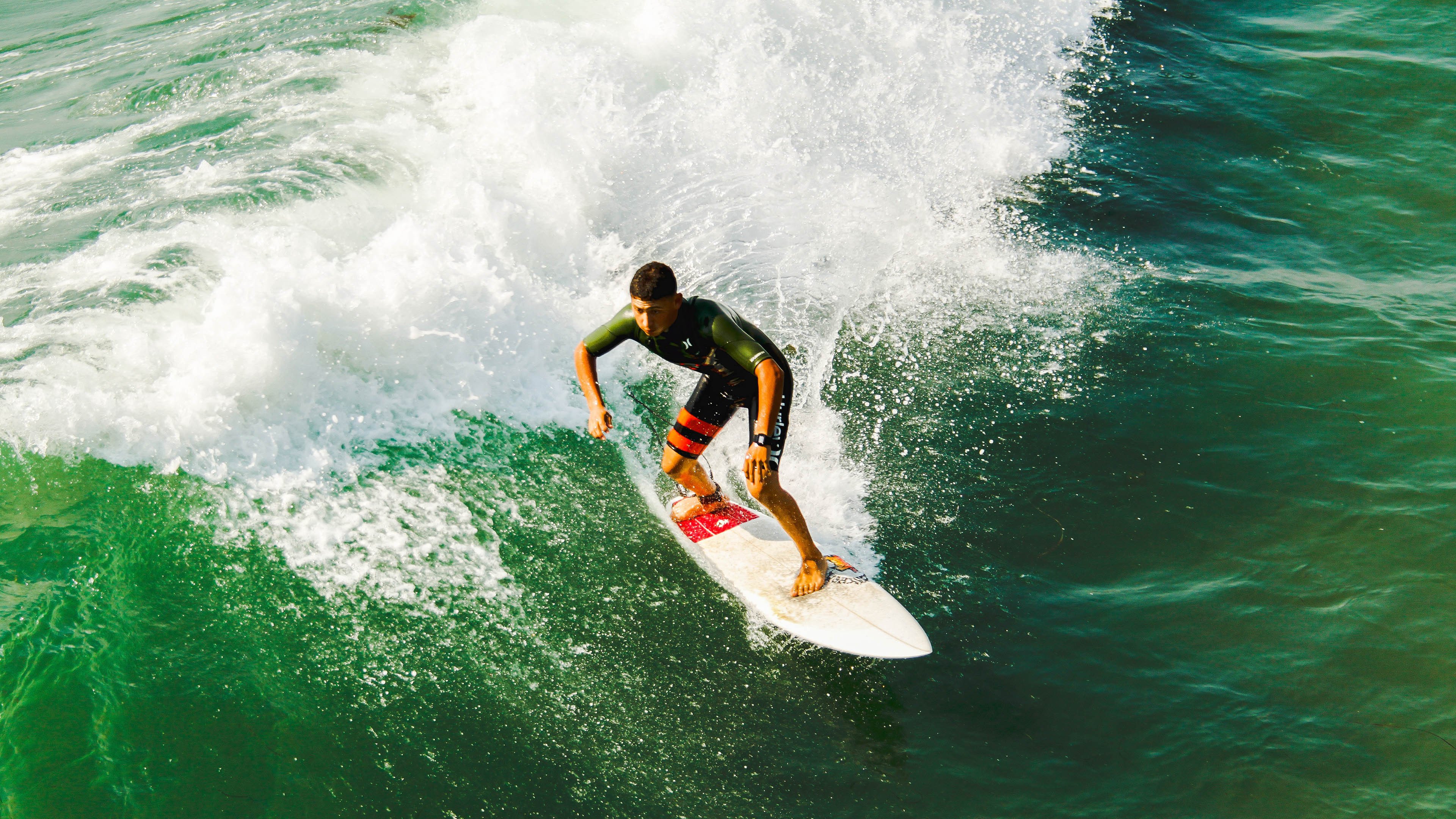 梅西连续十五场比赛得分超过表现优异，拜仁不断突破！赛场气氛高涨